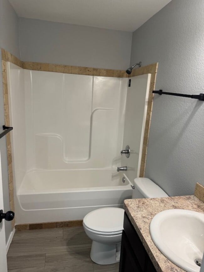 Building Photo - MOVE IN SPECIAL CALL NOW