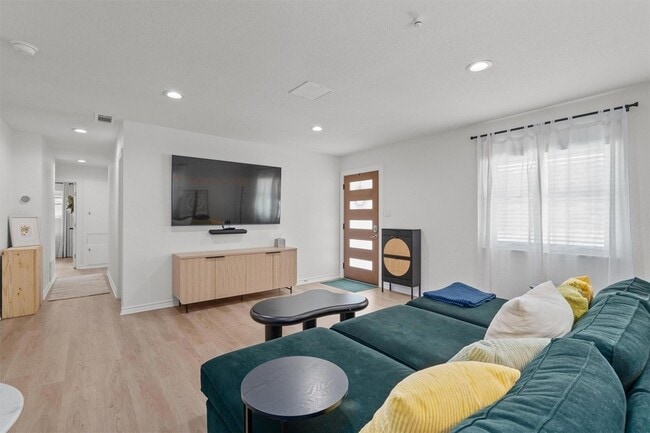 Building Photo - 802 Leisure Run Cove