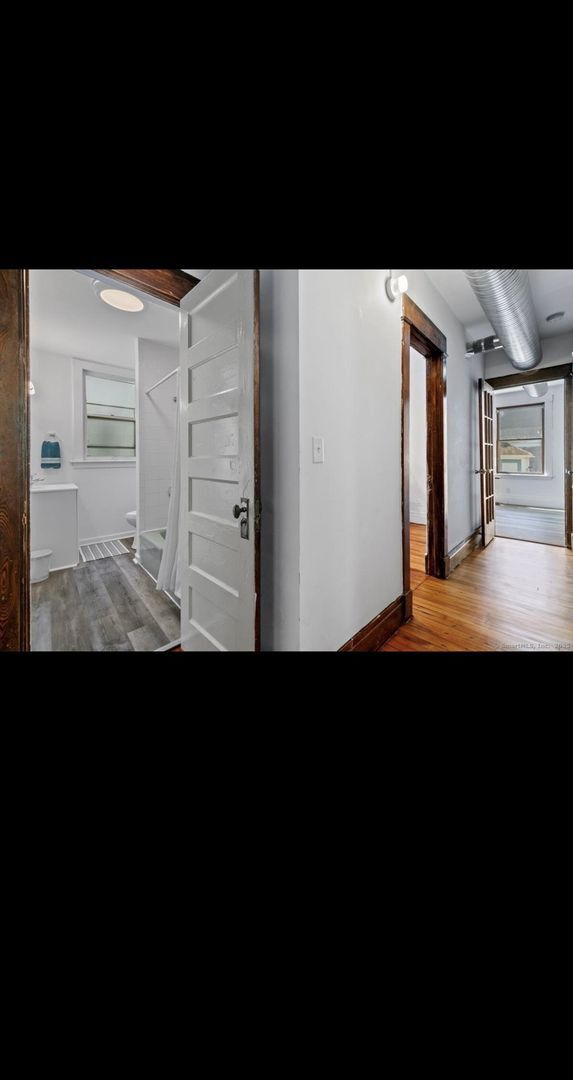 Building Photo - OVERSIZED FIRST FLOOR 3 BEDROOM APARTMENT WITH WASHER/DRYER