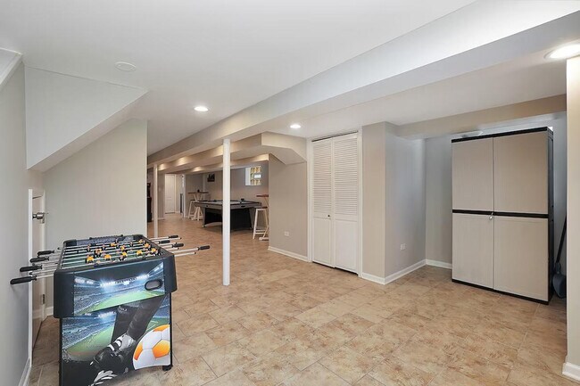 Building Photo - 6121 S Narragansett Ave