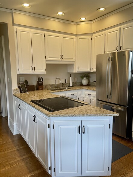 Kitchen - 2028 E Lafayette Pl