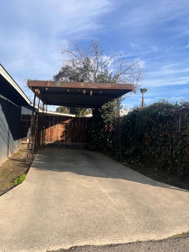 Building Photo - 1617 W Burrel Ave