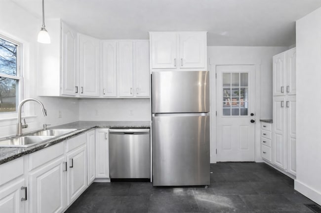 Building Photo - Three Bedroom Home!