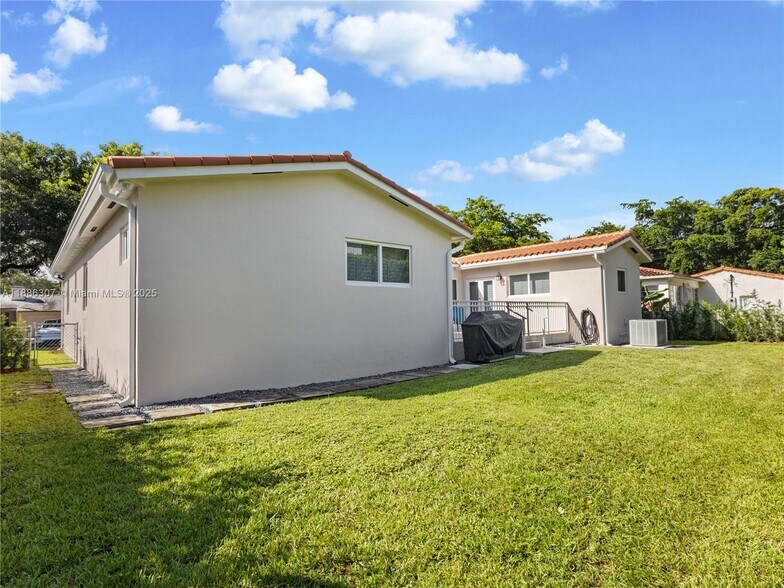 Building Photo - 741 Palermo Ave