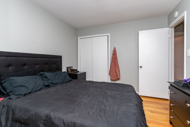 Building Photo - Peaceful Bi-Level Home in a Quiet Cul-de-Sac