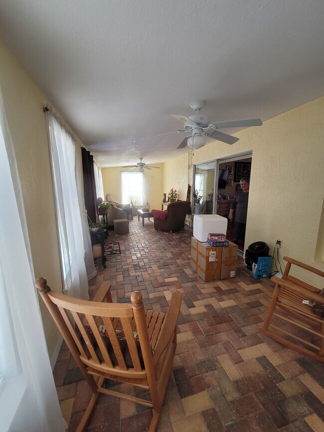 Building Photo - 8430 Madrid Rd