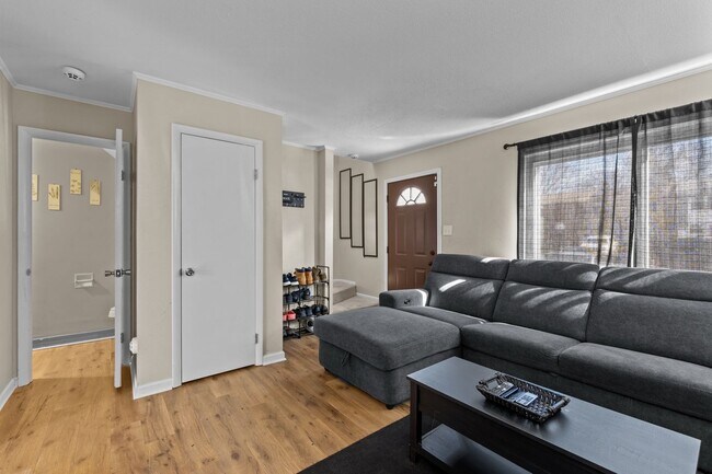 Building Photo - Bright & Cozy 2-Bedroom Townhouse with Sol...