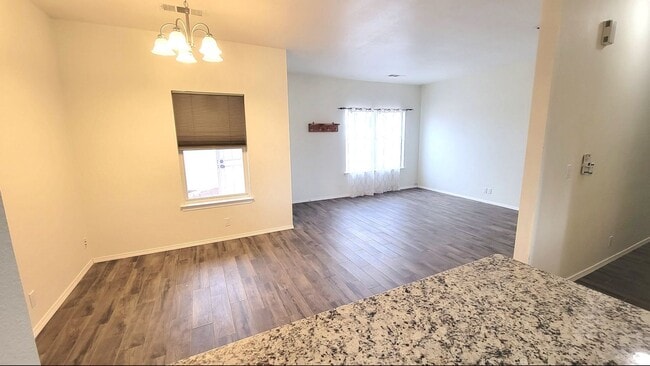 Building Photo - Great Near North Valley Home! No carpet! O...