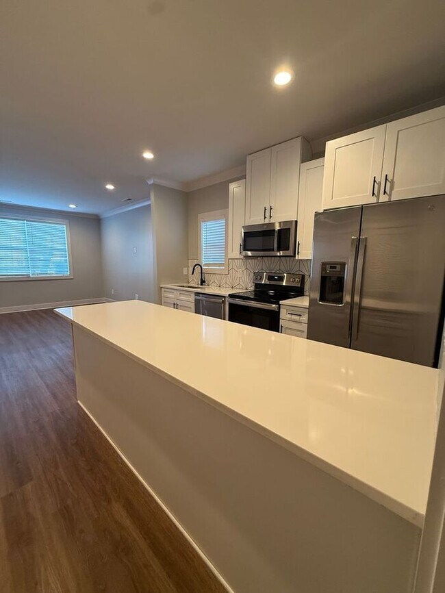 Building Photo - Modern 1 Bedroom Condo in the Heart of Melrose