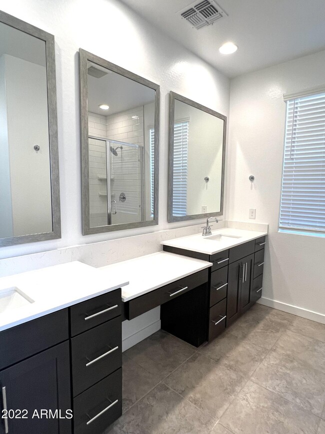 Building Photo - 16943 W Las Palmaritas Dr