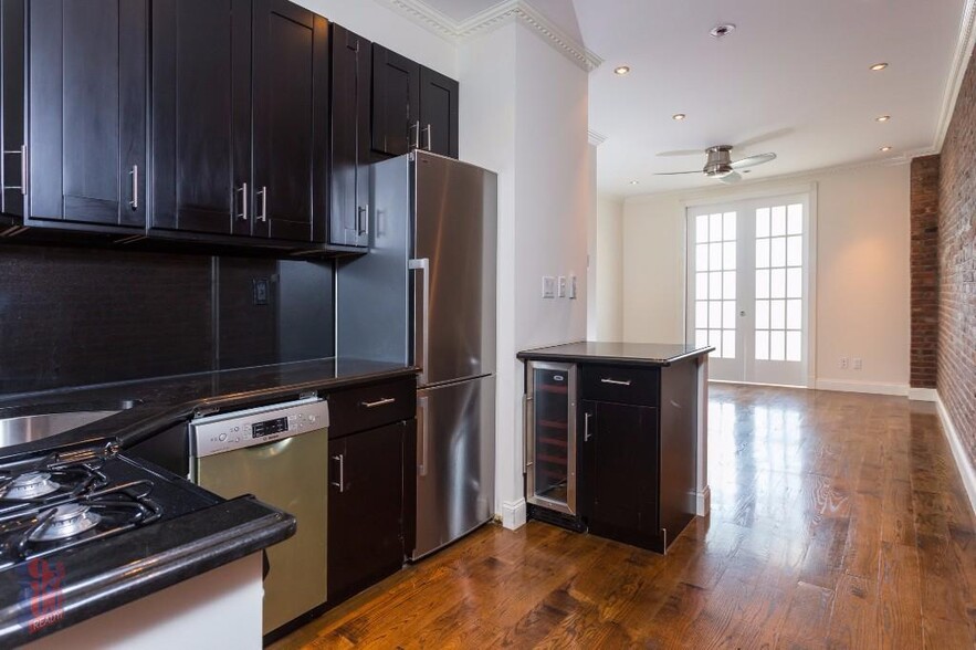 Building Photo - 635 E 6th St