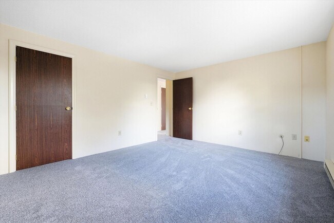 Building Photo - 504 River Rd