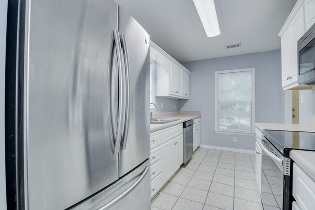 Building Photo - 2 Bedroom 2 Bath Townhouse