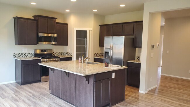Building Photo - Beautiful Newer Puyallup Home You Will Not...