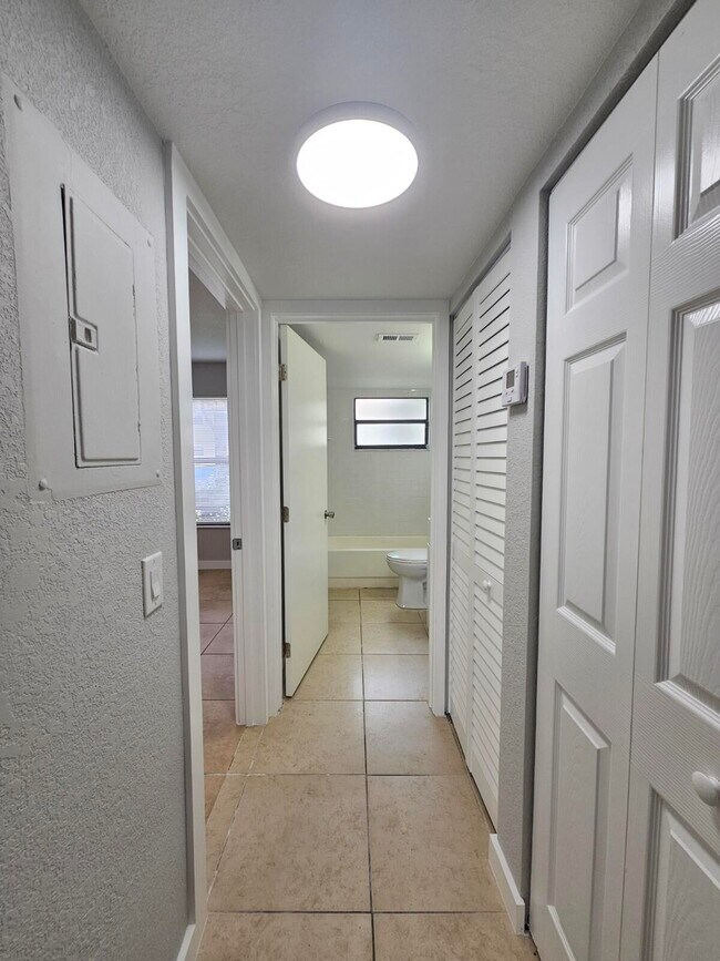 Building Photo - 1545 Lake Crystal Dr