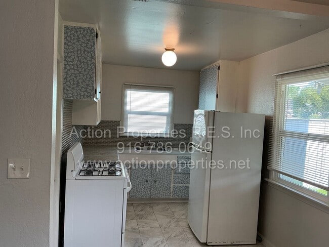 Building Photo - Close to Freeway, Shopping Single Story 2 Bedroom 1 Bath Large yard 1 Car Garage Drought Resistan...