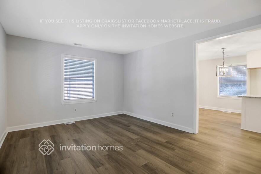 Building Photo - 2494 Swallow Cir SE