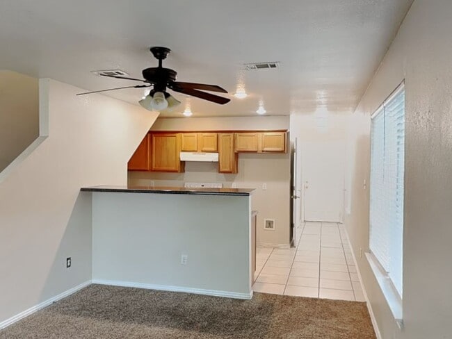 Building Photo - FREE MONTHS RENT WITH MOVE IN BEFORE END O...