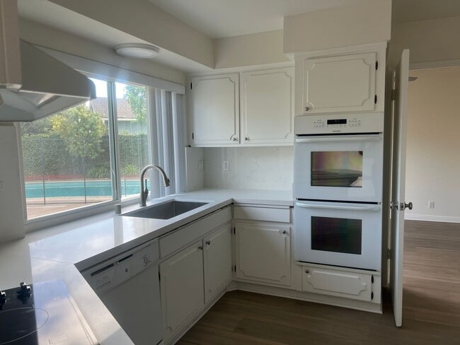 Building Photo - Moffett tract 5 bedroom home with pool in cul-de-sac