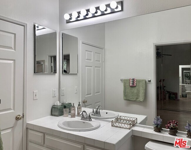 Building Photo - 4189 Vineland Ave