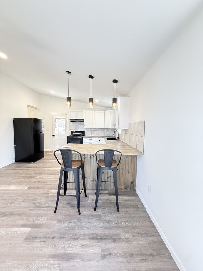 Building Photo - 272 River Rd