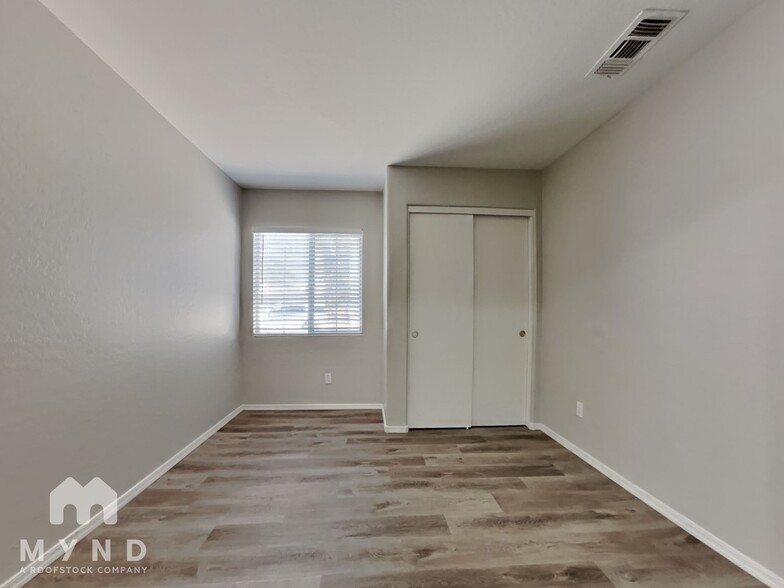 Building Photo - 4403 N 112th Ave