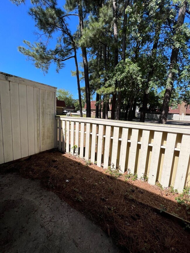 Building Photo - 2 Bedroom/1.5 bathroom townhouse for rent $1,300 month