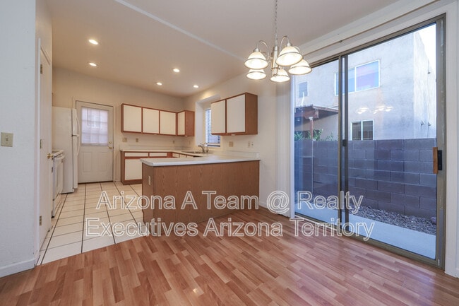 Building Photo - 2927 N Cardell Cir