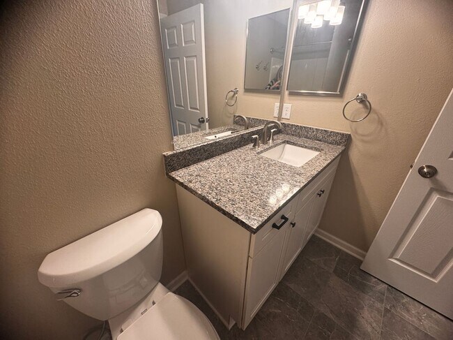 Building Photo - 14208 Pinehurst Ln