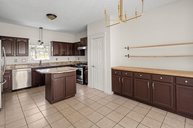 Building Photo - Spacious Home in South Asheville