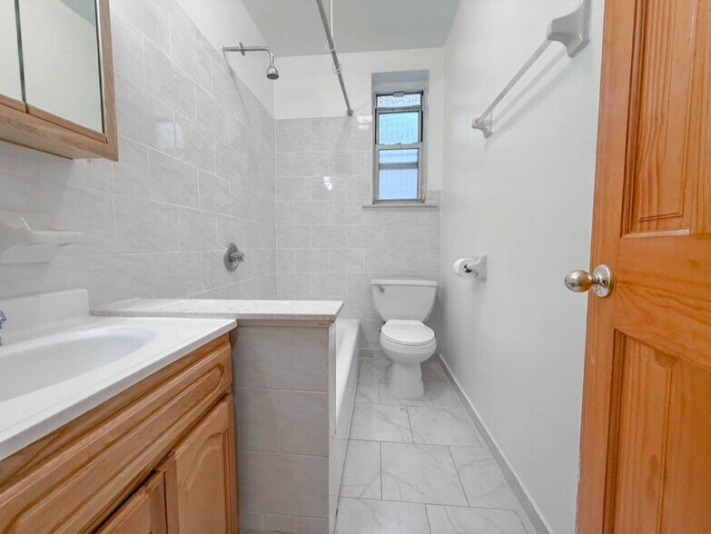 Building Photo - 707 W 171st St