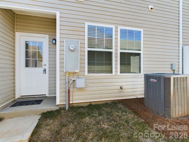 Building Photo - 15611 Country House St