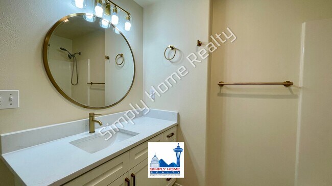 Building Photo - LUXURY DUPLEX RENTAL WITH SPACIOUS BACKYARD