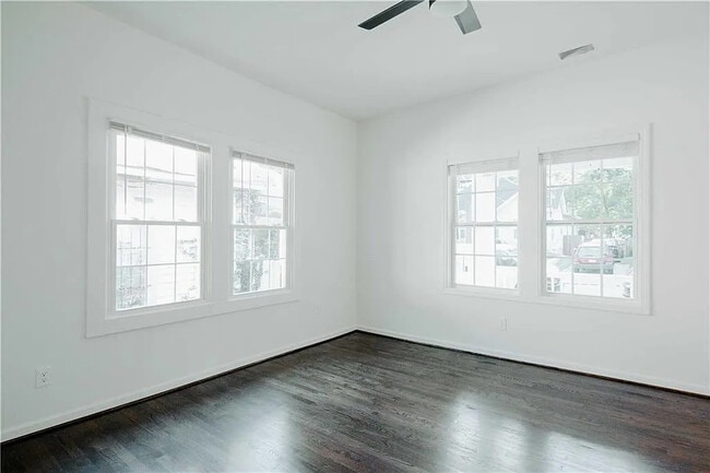 Building Photo - 1070 White Oak Ave SW