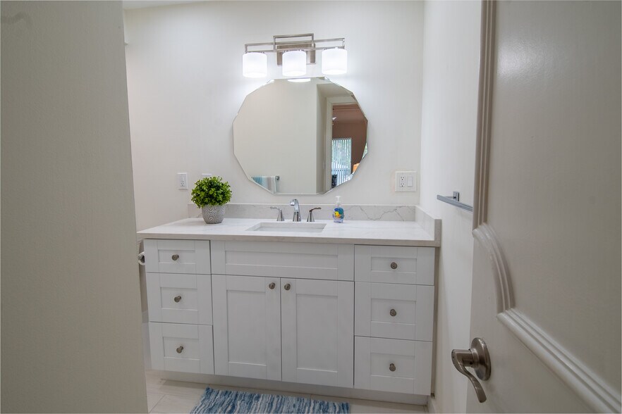 Building Photo - 5 High Point Cir W