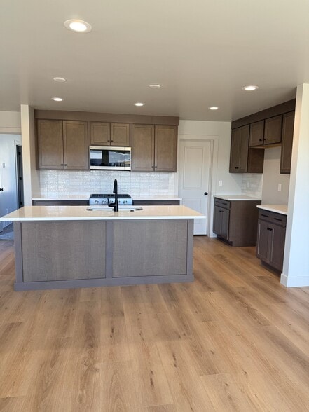 Building Photo - 7025 Woods Rose Dr