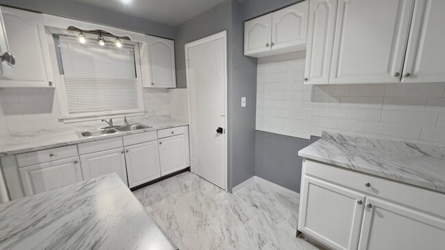 Building Photo - 3625 Chatsworth St