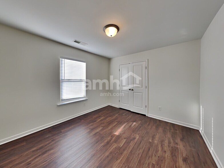 Building Photo - 1522 Balvaird Dr SE