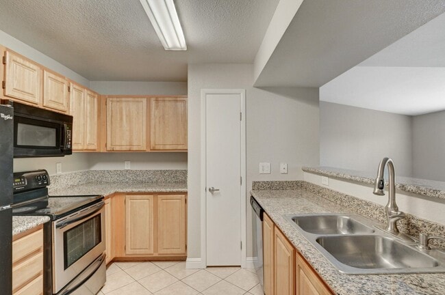 Building Photo - Charming 3 Bedroom Upstairs Condo in a Gat...