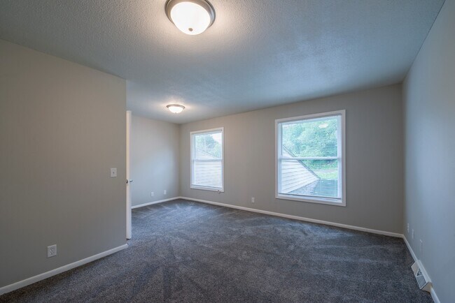 Building Photo - 5590-5592 Timber Lane Shorewood MN