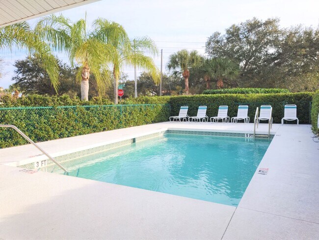 Building Photo - Seasonal Short-Term Villa located in the Auburn Cove Community with Community Pool!