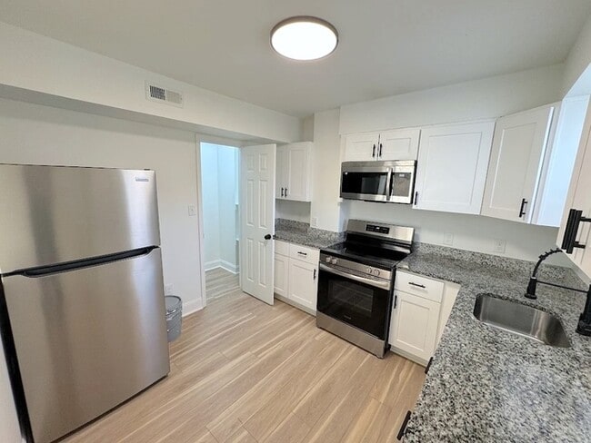 Building Photo - 102 Cushing St