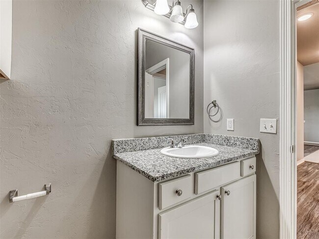 Building Photo - 609 N 5th St