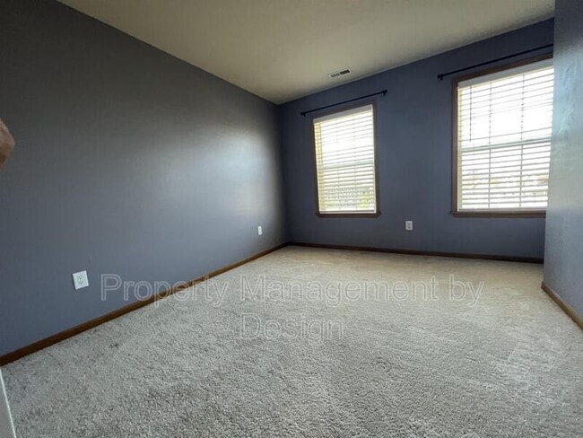 Building Photo - 1005 NE Kamies Ln