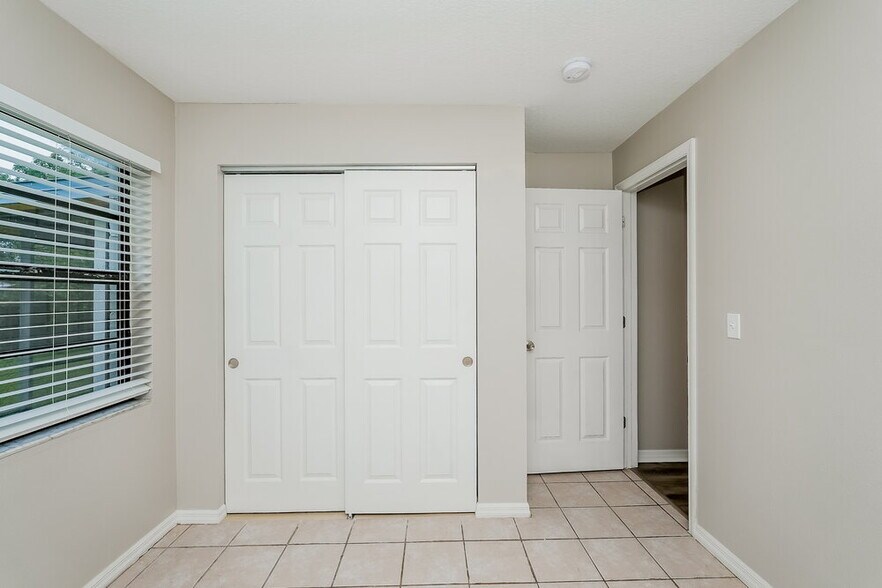 Building Photo - 1402 Thistledown Dr