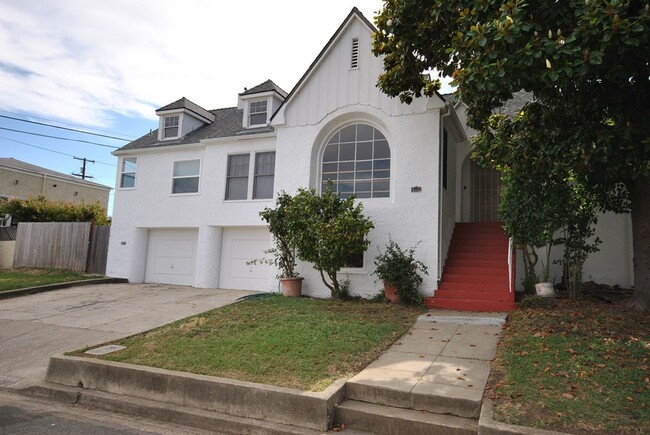 Building Photo - Beautiful and Charming 3 Bedroom 2 Bath Ho...