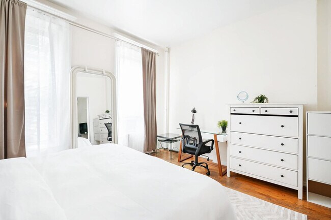 Building Photo - 223 E 14th St