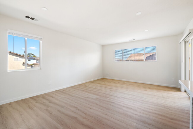 Building Photo - AVAILABLE SEPTEMBER - Coastal-Convenient 2 Bed Retreat with Private Balcony