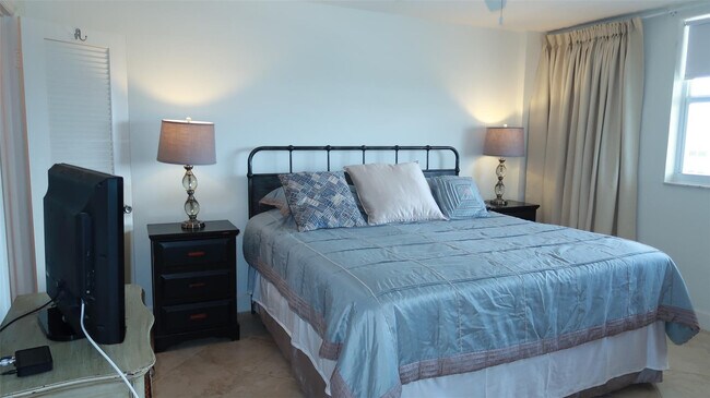 Building Photo - 1051 Hillsboro Mile