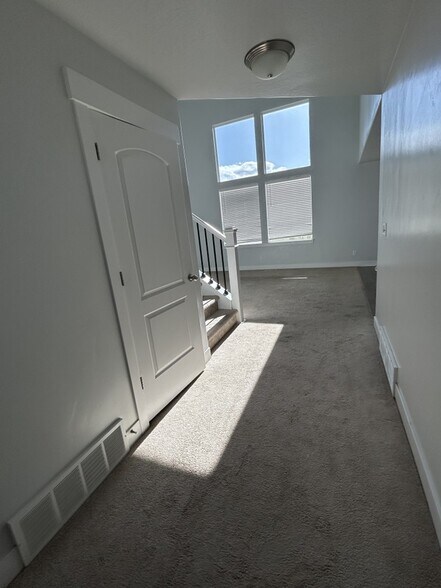 Building Photo - 221 N Stone Gate Dr